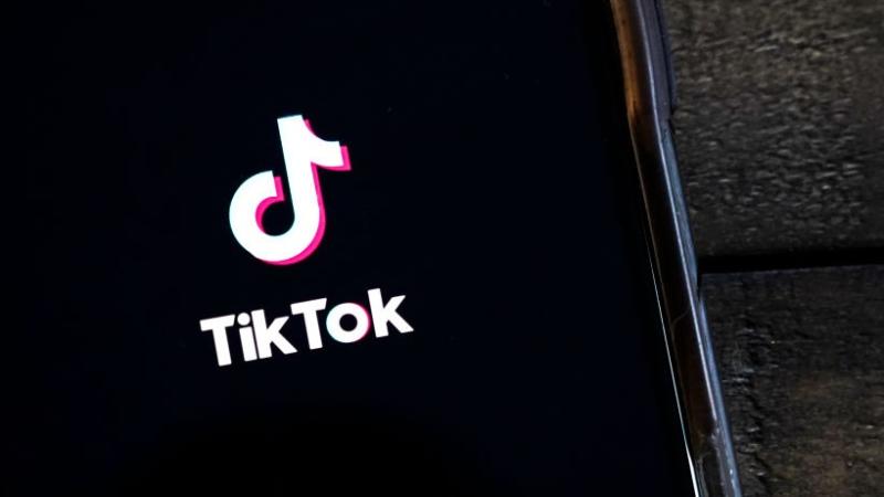 TikToker Posts Salary Transparency Videos To Educate Students On The Job Market