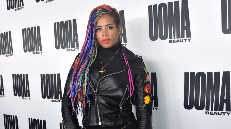 Kelis Keeps Her Cool As Two Random Women In Singapore Treat Her Like A Petting Zoo