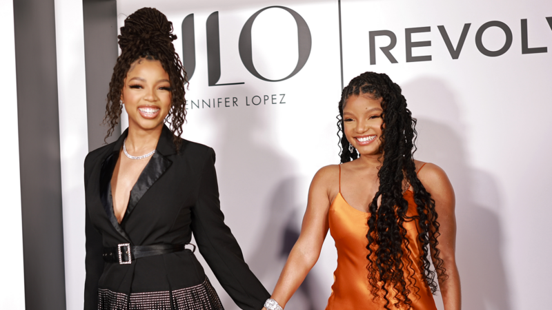 Chlöe And Halle Bailey Go Mic-To-Mic On The Tonight Show With Jimmy Fallon