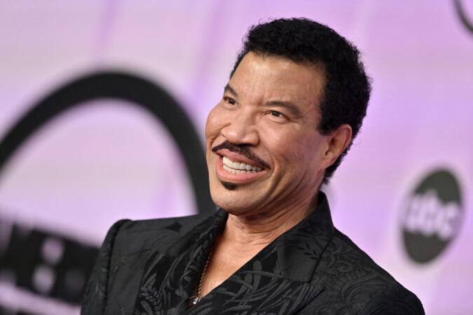 Lionel Richie Denies Ever Getting Plastic Surgery, Swears By Plenty Of 'Water, Sleep &amp; Sex'