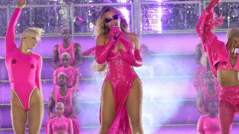 Beyoncé's Dancer Saves Her From Experiencing A Wardrobe Malfunction On Stage