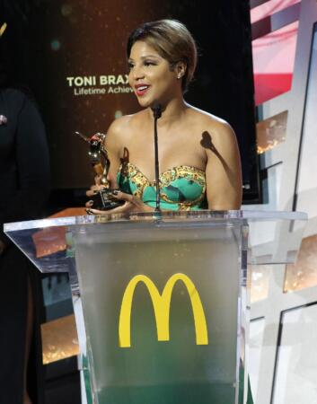 Toni Braxton accepts a Lifetime Achievement McDonald&apos;s 365Black Award (PRNewsFoto/McDonald&apos;s USA)