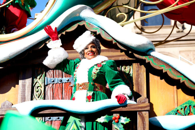 Sheryl Lee Ralph Received A Ton Of Love From Fans As The First Black Mrs. Claus At The Macy's Thanksgiving Day Parade