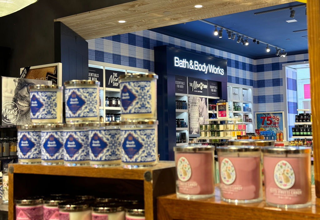 Bath &amp; Body Works Apologizes For Candle Design Resembling KKK Hoods