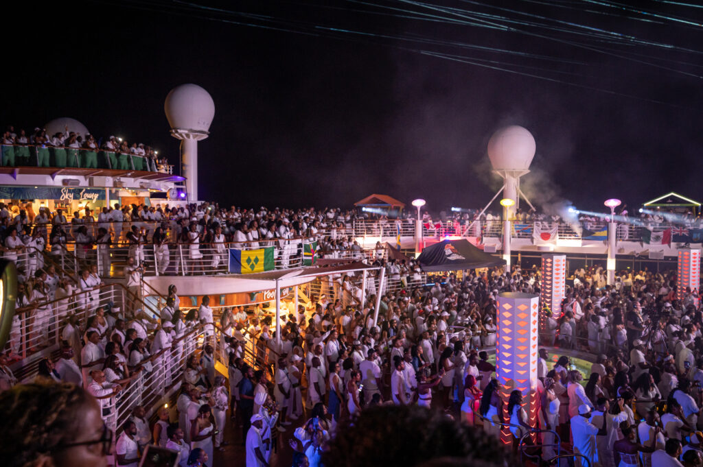 crowd at welcome to jamrock cruise