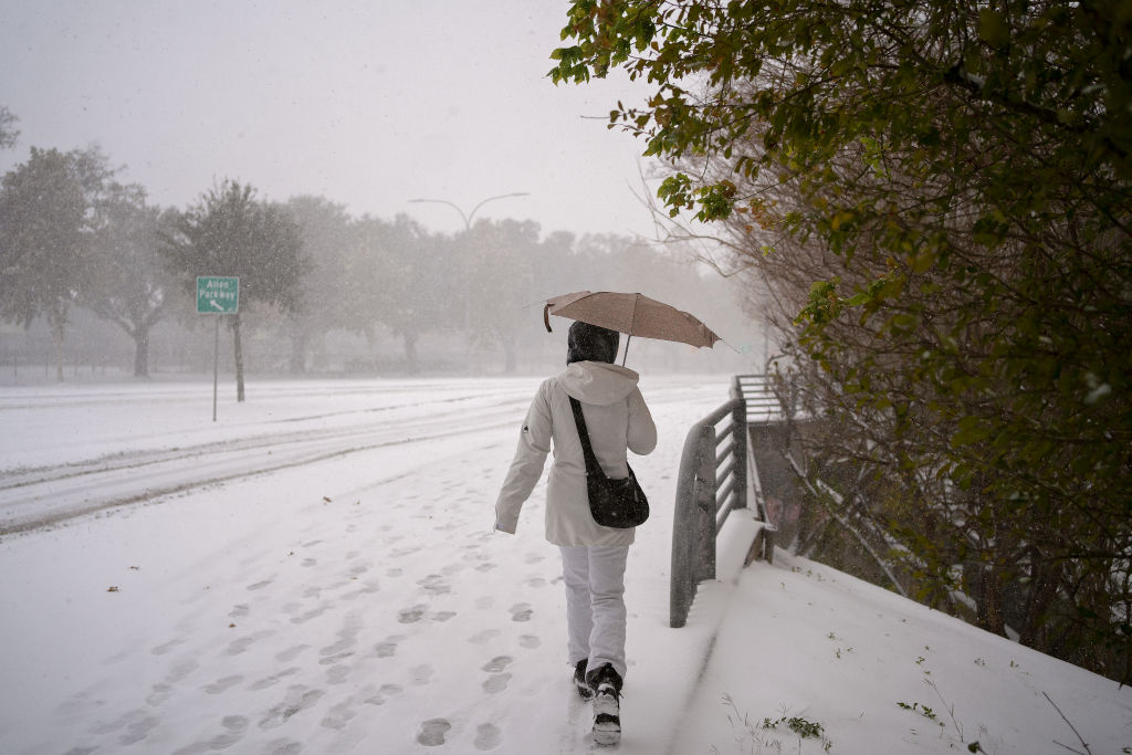 Houston Hit With Snow, Gulf Coast Gets First Blizzard Warning As Areas Face Unprecedented Winter Weather