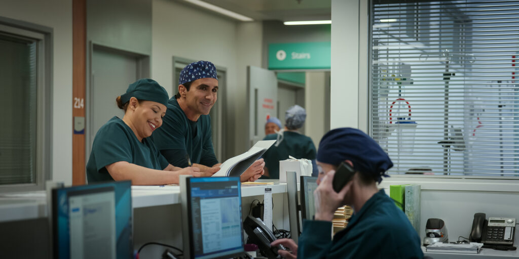 PULSE. (L to R) Justina Machado as Dr. Natalie Cruz and Néstor Carbonell as Dr. Ruben Soriano in Episode 101 of Pulse. Cr. Courtesy of Netflix © 2025